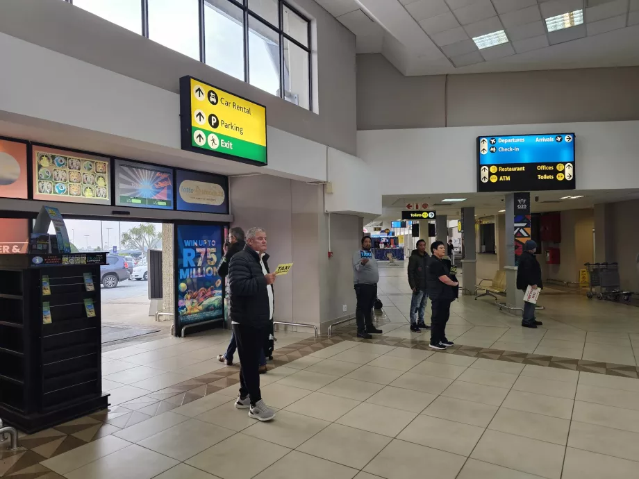 Taxikári v príletovej hale