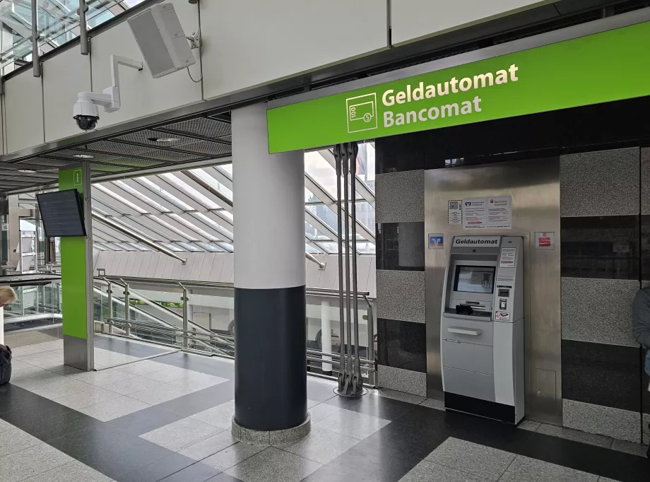 Bankomat v odletovej hale