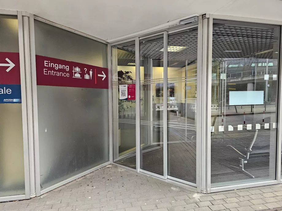 Úschovňa batožiny v garáži oproti terminálu