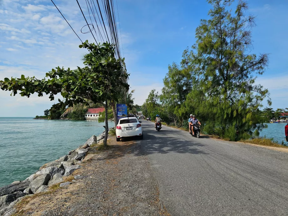 Cesta do Wat Phra Yai a parkovisko