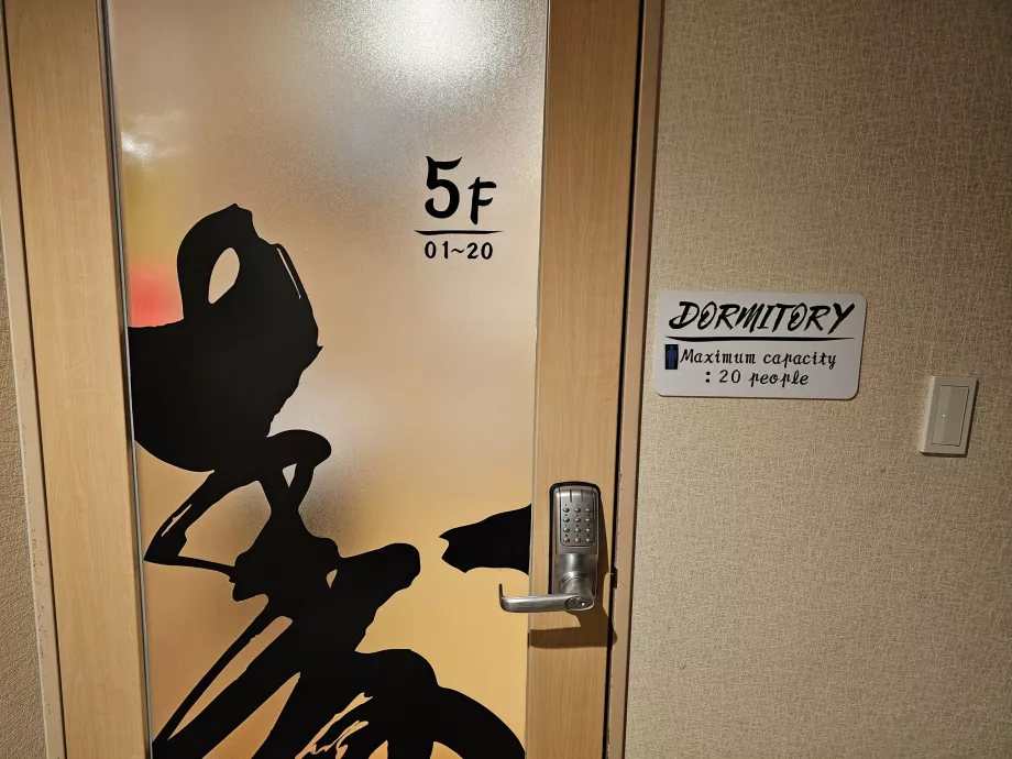 Šifrované dvere do spoločenskej miestnosti na 5. poschodí