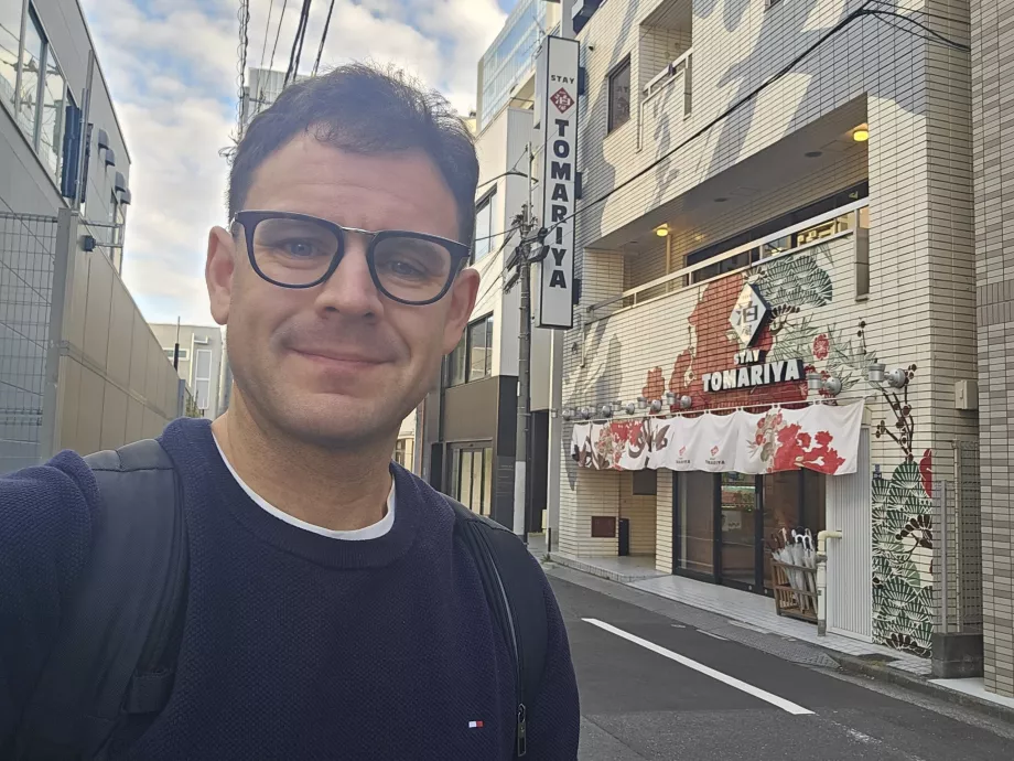 Ja pred hotelom Tomariya