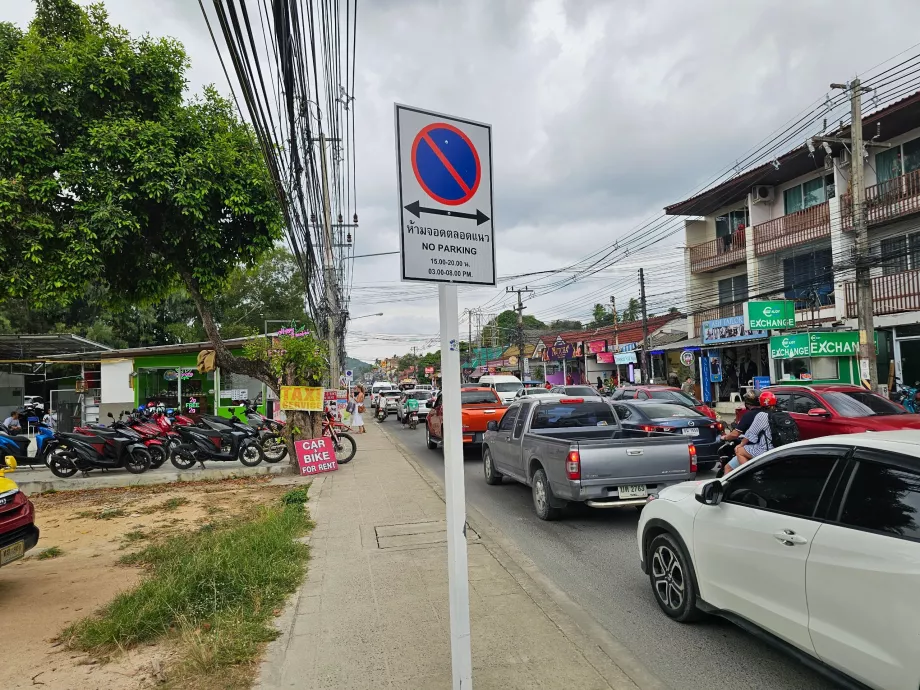 Zákaz parkovania pozdĺž hlavnej cesty