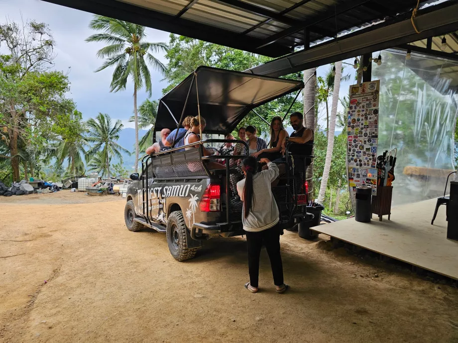 Preprava džípov do Overlap Stone 2