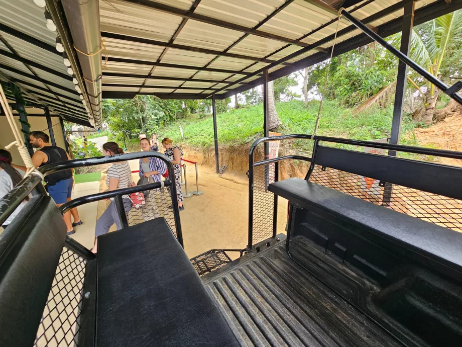 Preprava džípov do Overlap Stone 2