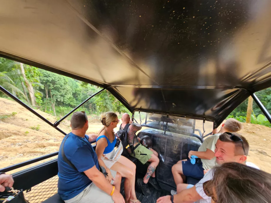 Preprava džípov do Overlap Stone 2