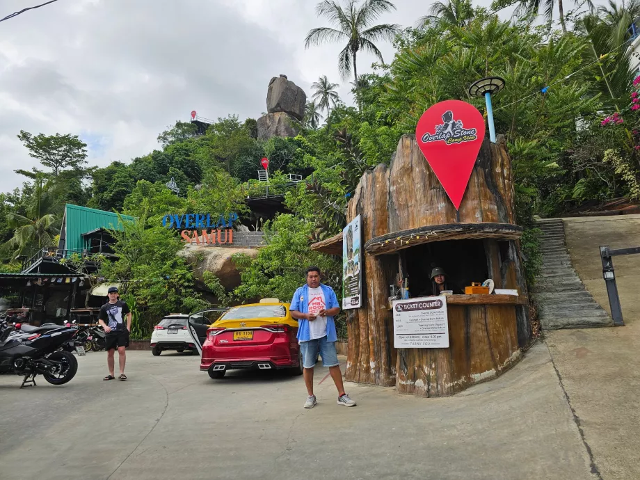 Pokladňa a parkovisko na Overlap Stone 1