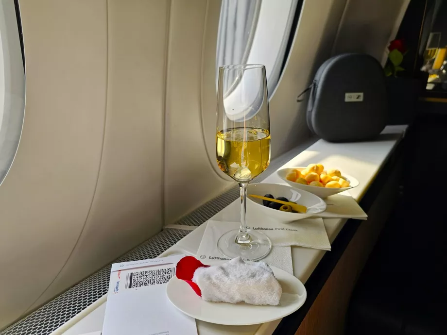 Welcome drink, makadamové orechy a olivy