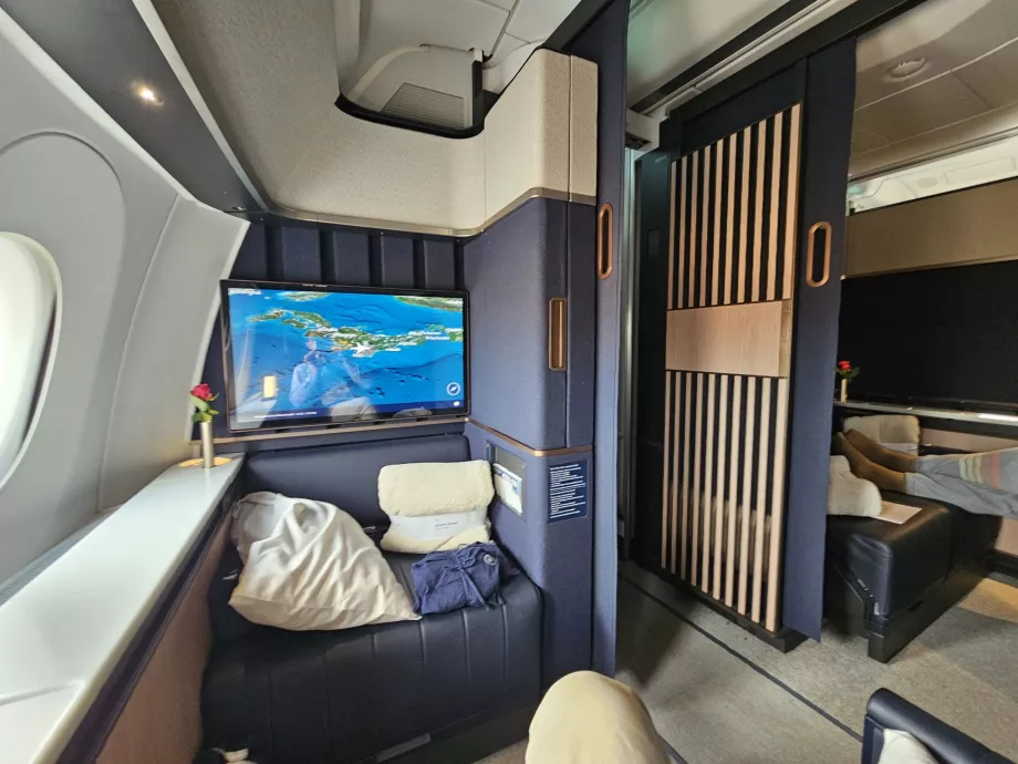 Pohľad na uličku a priľahlý dvojlôžkový apartmán 1D/1E - otvorené dvere