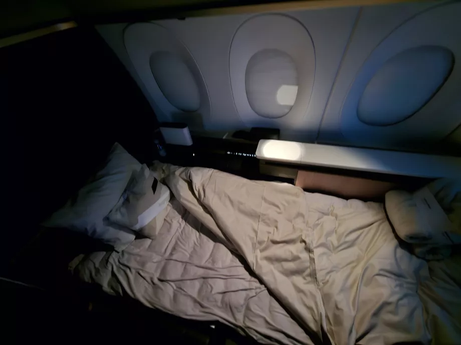 Pohovka rozložená na posteľ