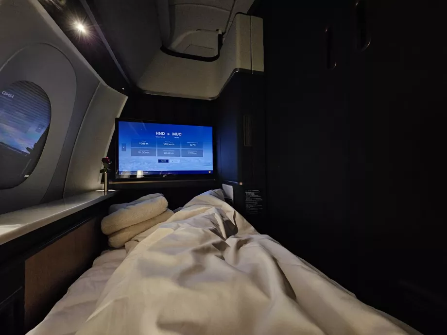 Pohovka rozložená na posteľ