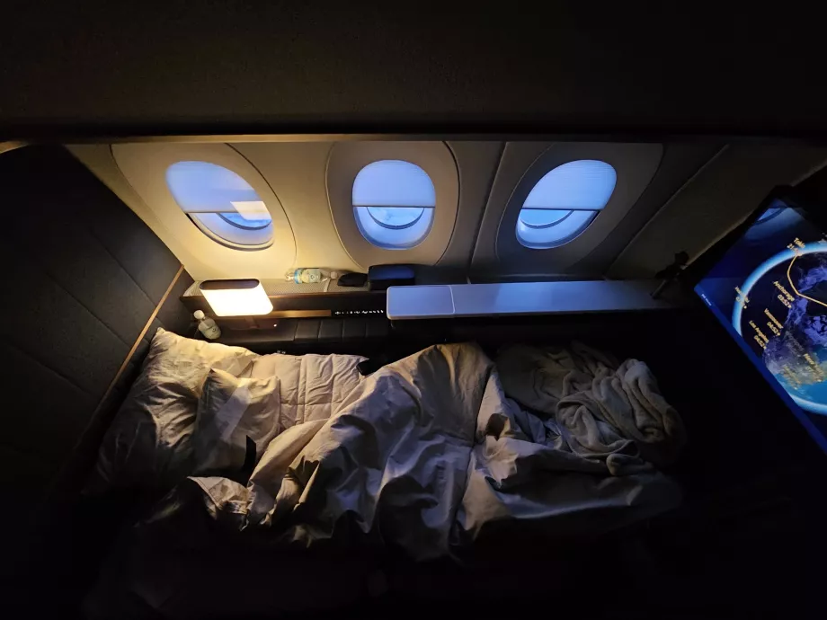 Rozkladacia pohovka na posteli