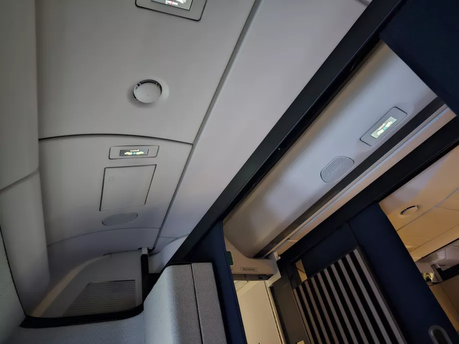 Absencia horných košov