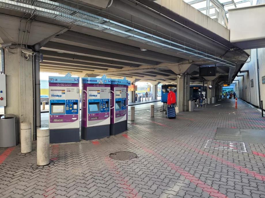 Automaty na lístky na verejnú dopravu pred terminálom