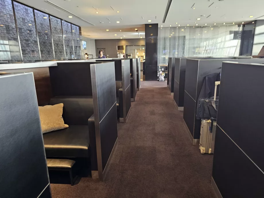 Sedadlá imitujúce prvú triedu ANA