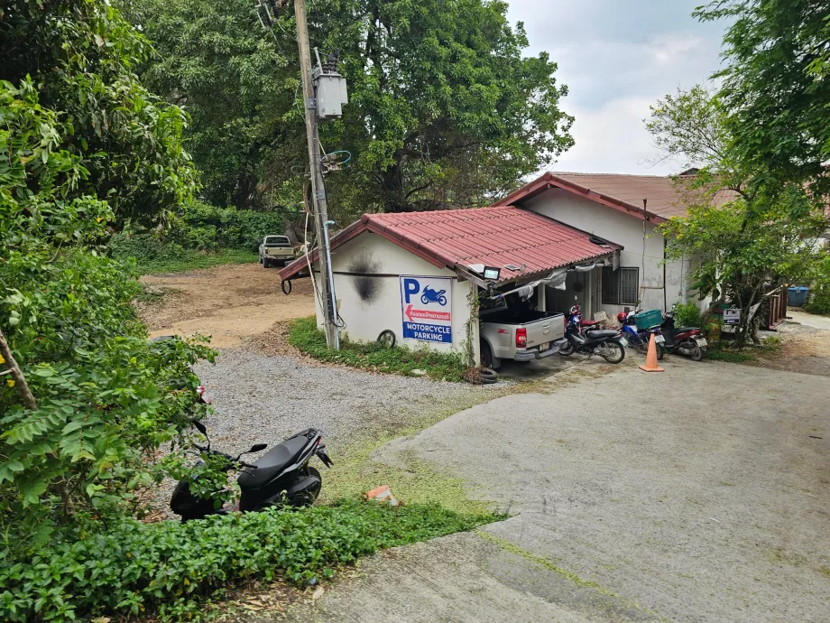 Pláž Coral Cove, parkovanie pre skútre