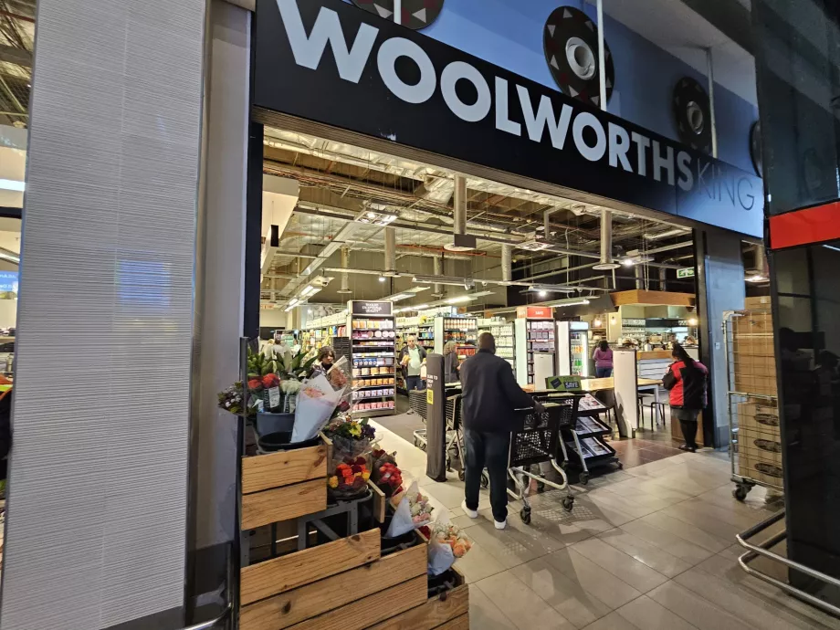 Supermarket Woolworths, verejný priestor