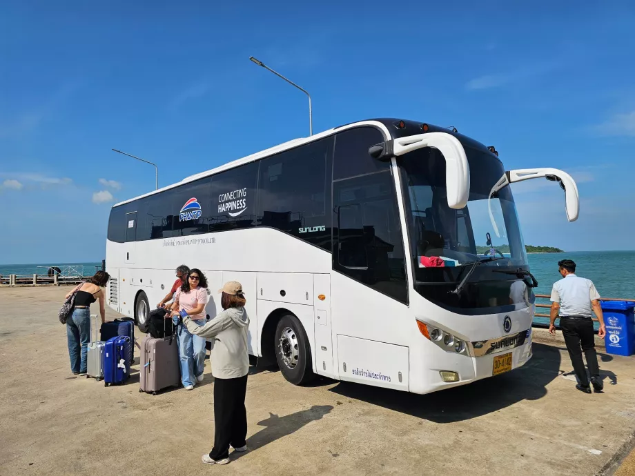 Autobus z letiska Surat Thani do prístavu Donsak