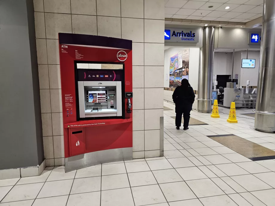 Bankomat v príletovej hale