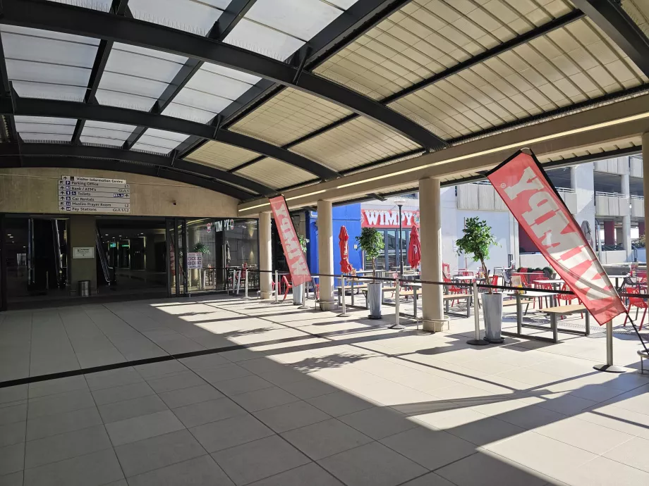 Wimpy v budove oproti terminálu