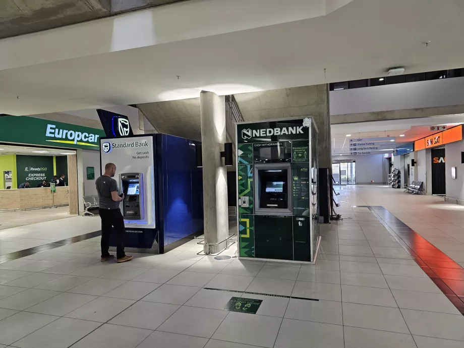 Bankomaty v budove garáže