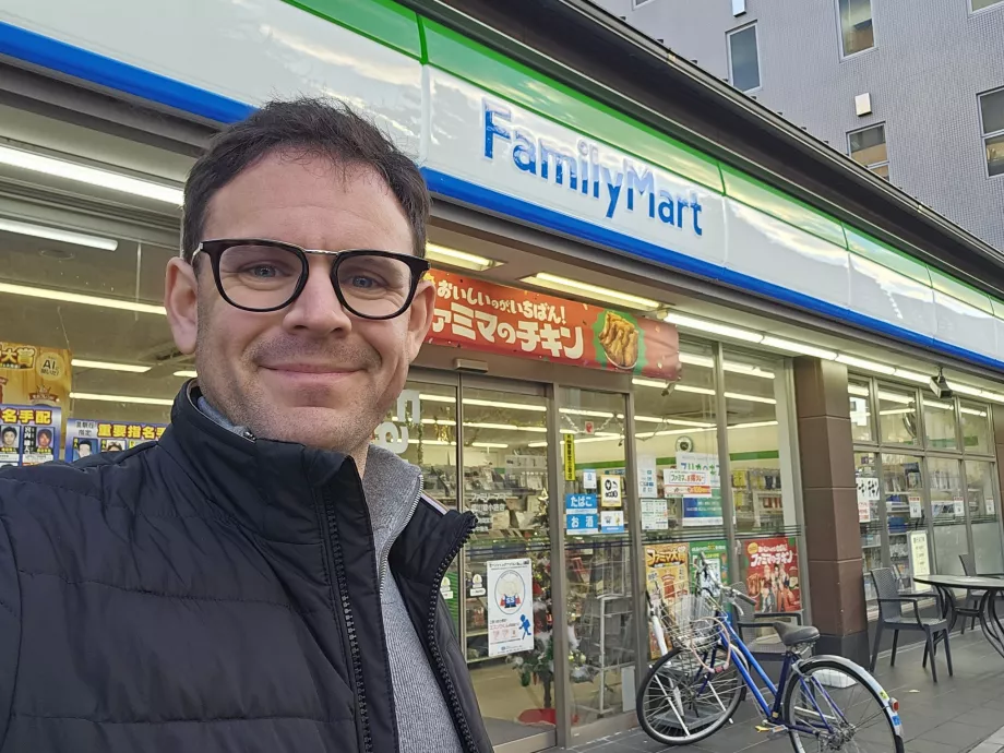 Ja pred Family Mart