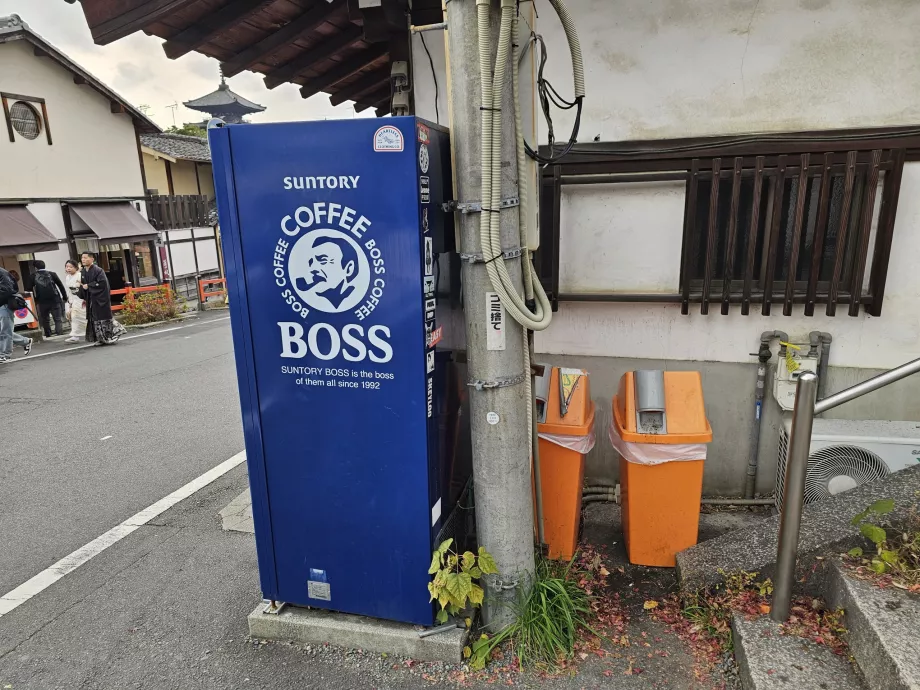 Zásobník na plastové fľaše pri výdaji nápojov