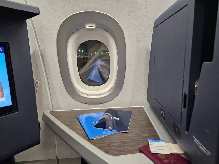 Stôl a uzavretý odkladací priestor so zrkadlom