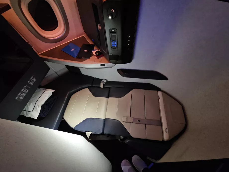 Pohovka rozložená na posteľ