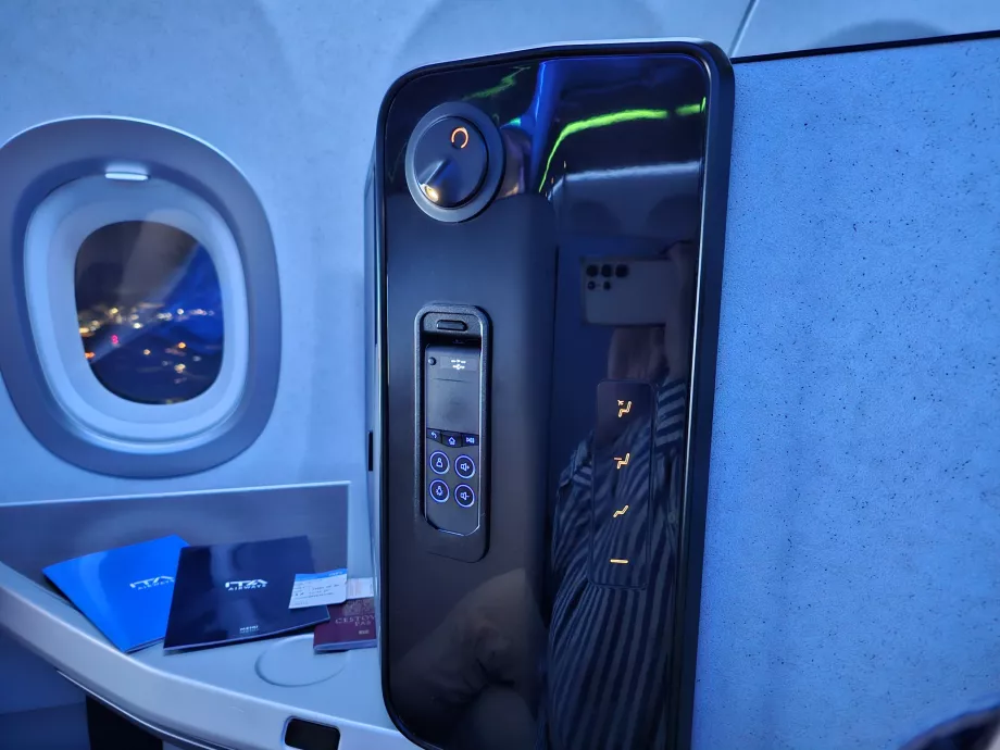 Panel sedadiel - ovládanie sedadiel, svetiel a IFE