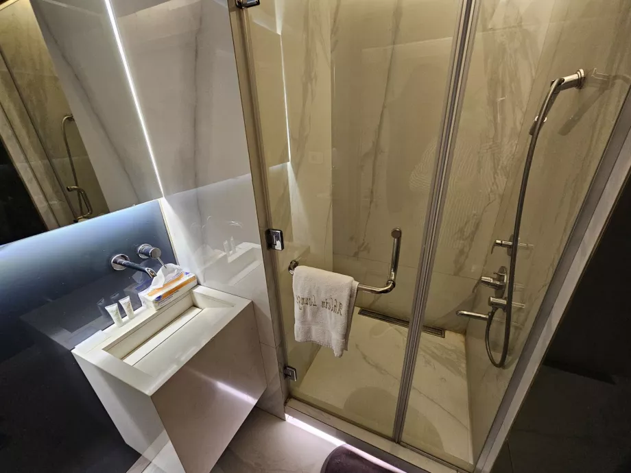 Salónik Ahlein, sprcha