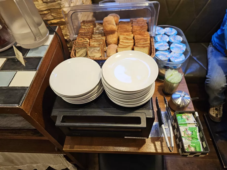 Raňajky - pečivo a jogurt