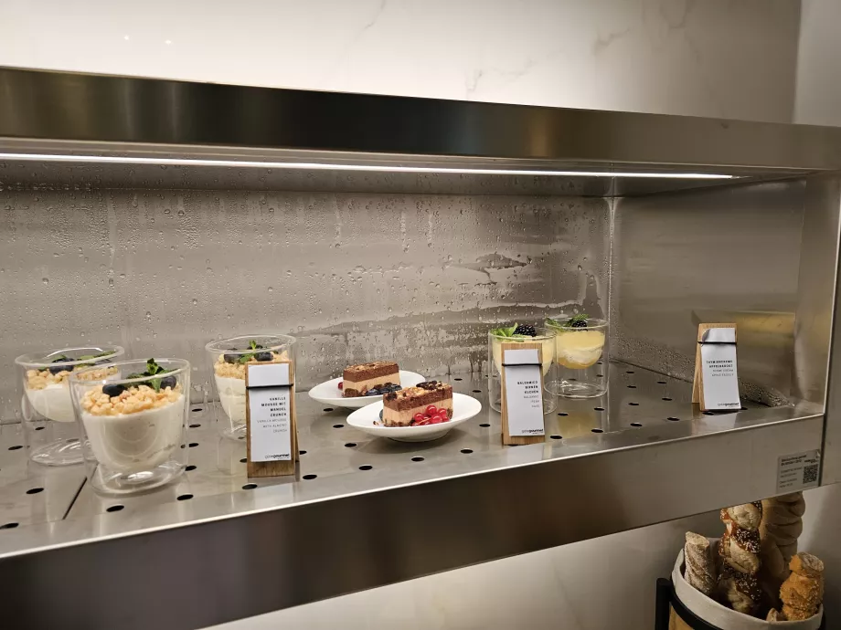 Salónik prvej triedy (hlavný terminál) - sladkosti a dezerty