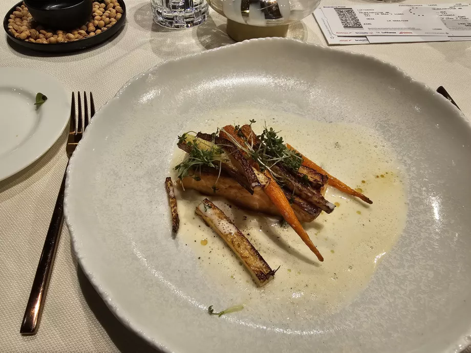 Salónik prvej triedy (hlavný terminál) - hlavné jedlo a la carte