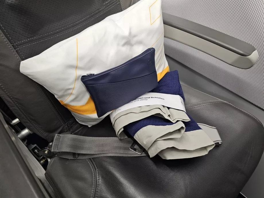 Vankúš, súprava pomôcok, deka