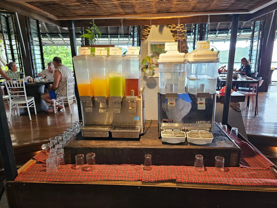 Raňajky: voda a ovocné šťavy