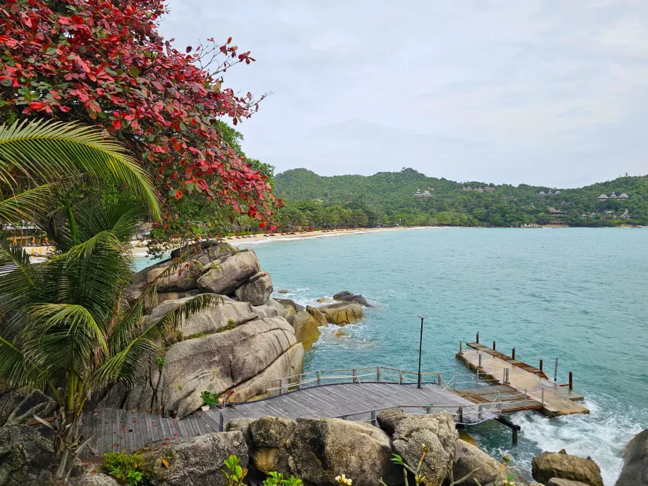 Pobrežie okolo hotela