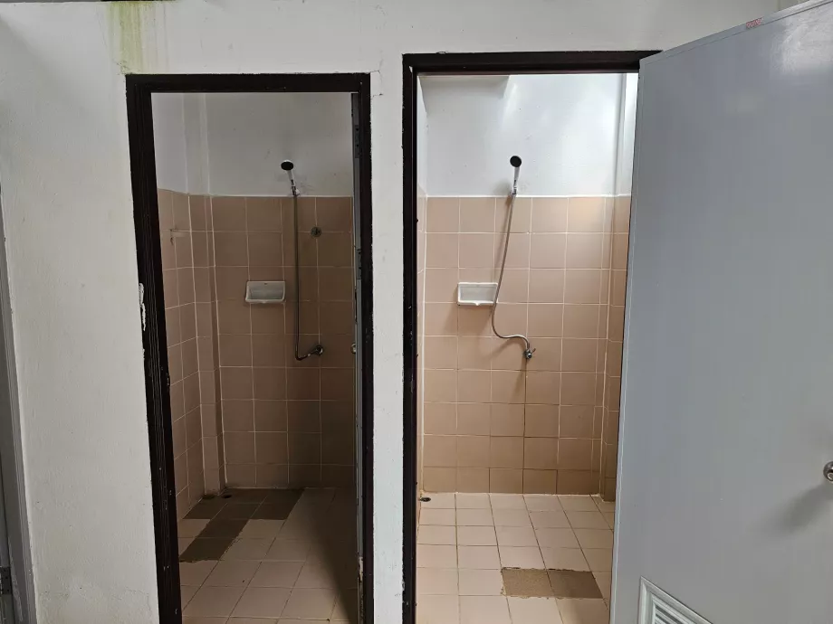 Bezplatné sprchy pri vodopáde Phaeng Noi