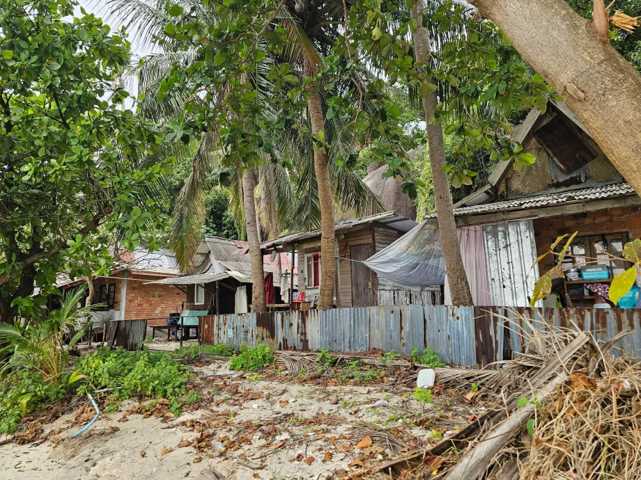 Pláž Rin Nai, plážový slum