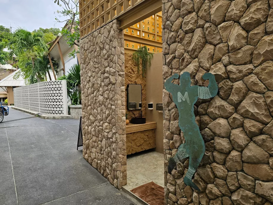 Pláž Rin Nai, bezplatné toalety