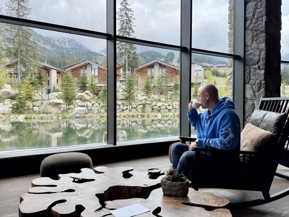 Lobby s výhľadom na Nízke Tatry