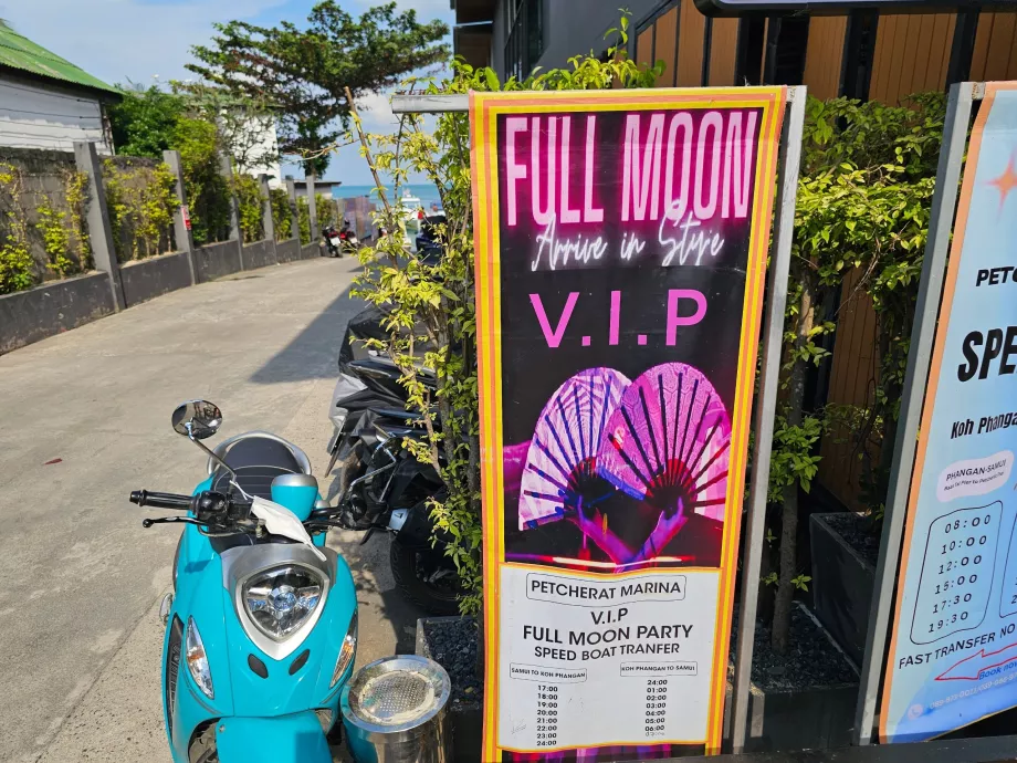 Full Moon Party - lode z ostrova Koh Samui
