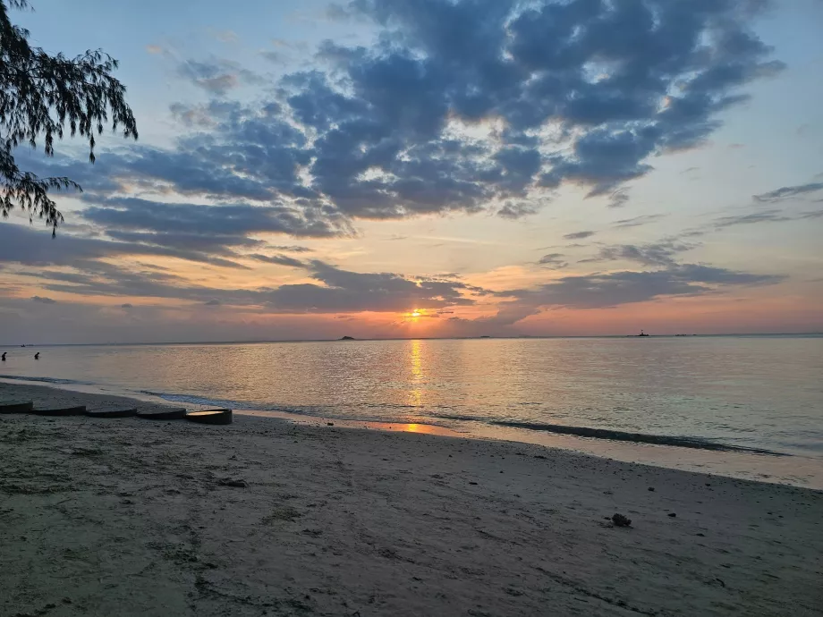 Západ slnka na pláži Zen