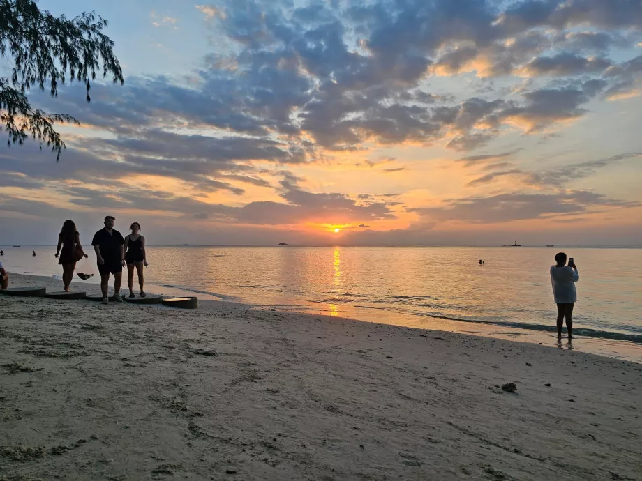 Západ slnka na pláži Zen