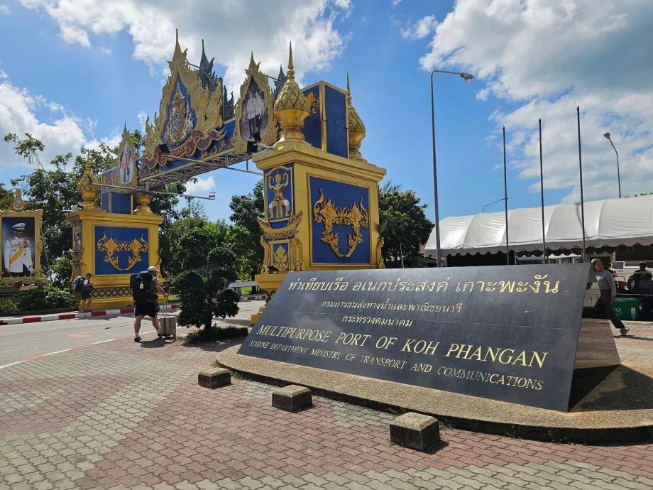 Hlavný vchod do prístavu Thong Sala