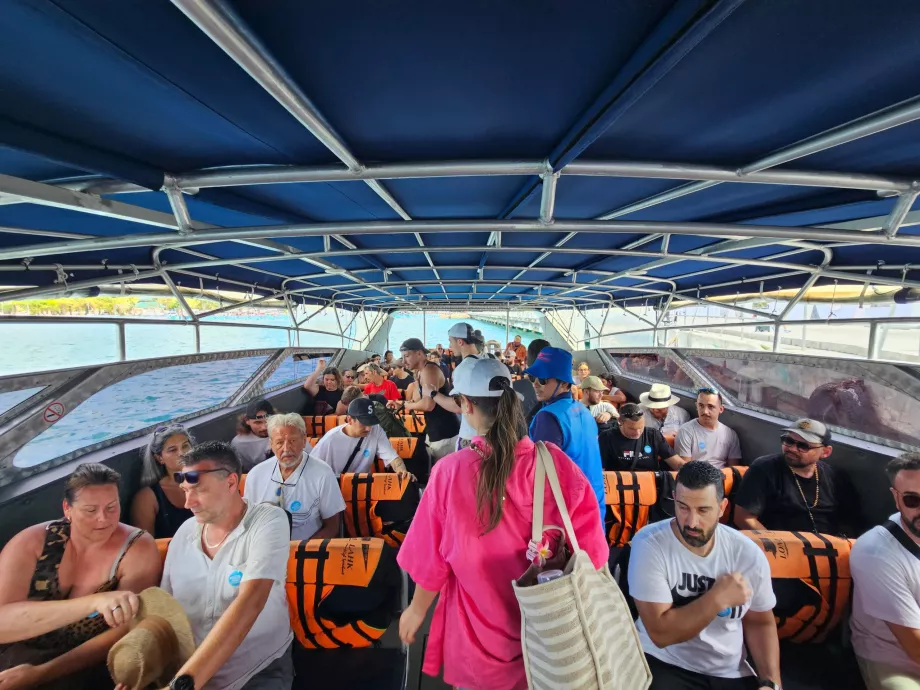 Vnútri motorového člna Koh Phangan - Koh Samui