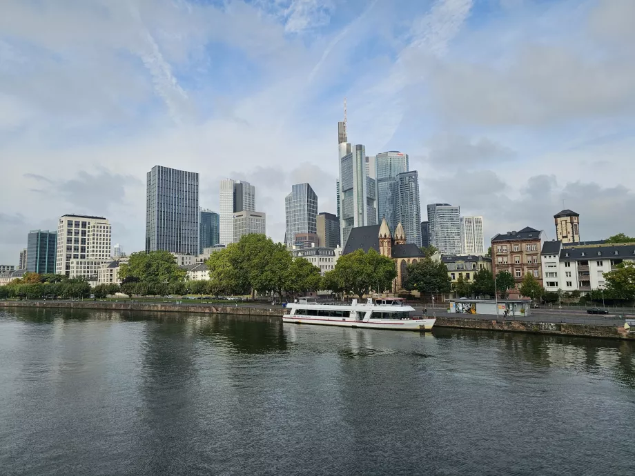 Pohľad z Eiserner Steg na moderné centrum