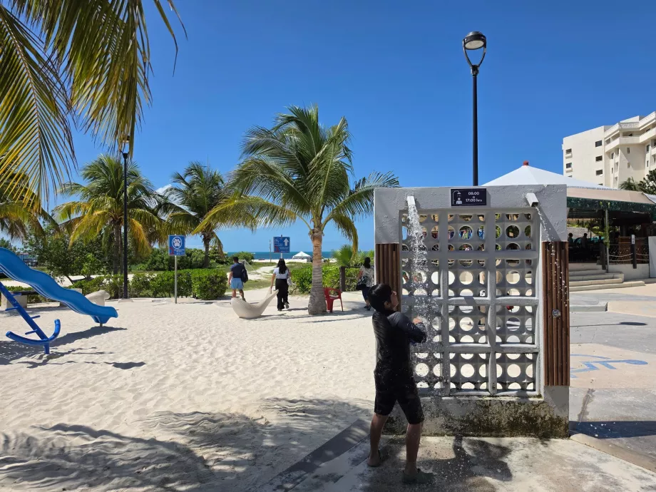 Verejné sprchy na Playa Langosta