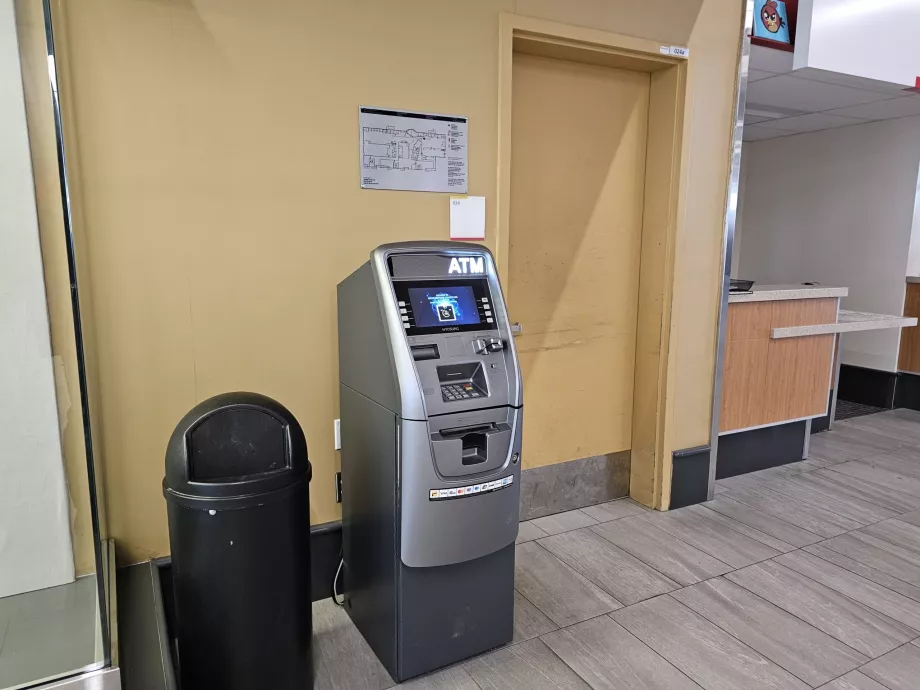 Bankomat v príletovej hale