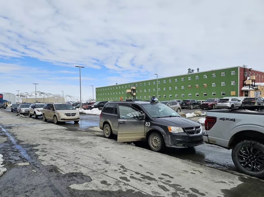 Taxík pred príletovou halou